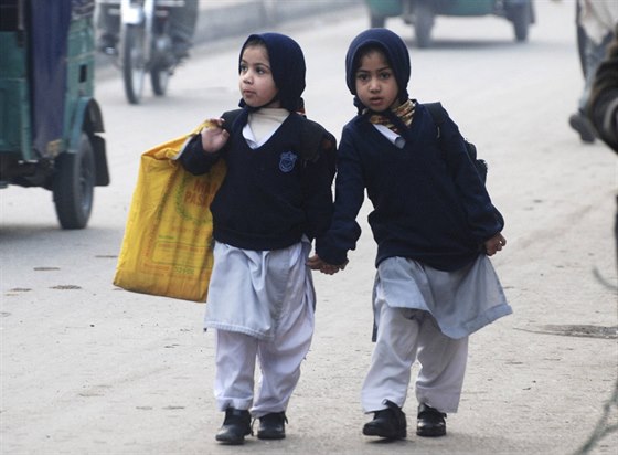 Péávarské dívky jdou po loském masakru znovu do koly (12. ledna 2015).