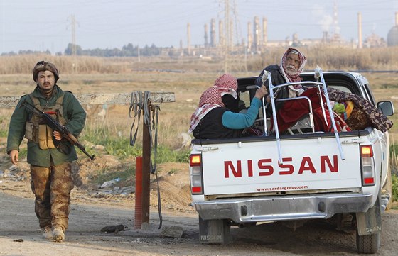 Kurdové jezídy pevezli do zdravotnického centra na severu zem (17. ledna...