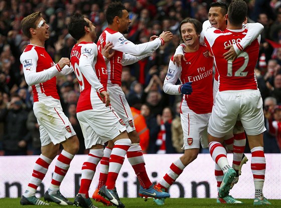 Tomá Rosický (tetí zprava) se raduje se svýmui spoluhráu v Arsenalu.