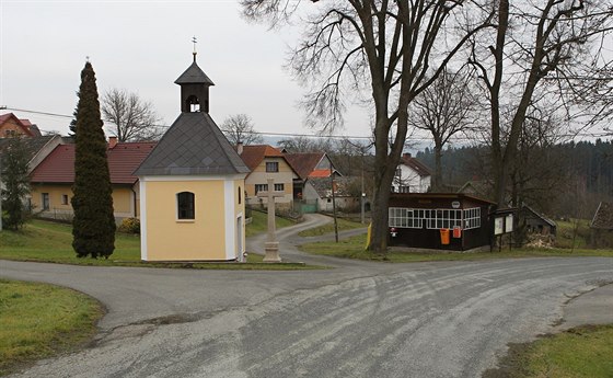 Vesnice na bezích vodního díla vihov trpí patným dopravním spojením a také...