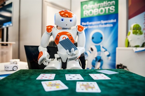 Robot hrající karty - ilustraní obrázek
