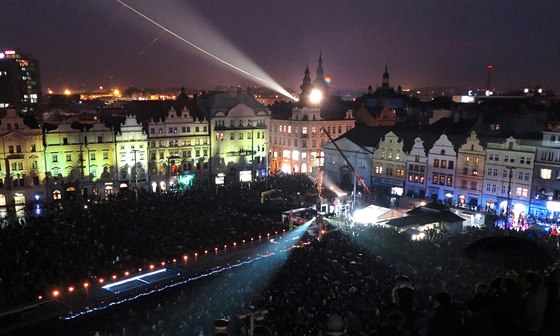 Snímek ze zahajovací show roku kultury na námstí Republiky v Plzni.