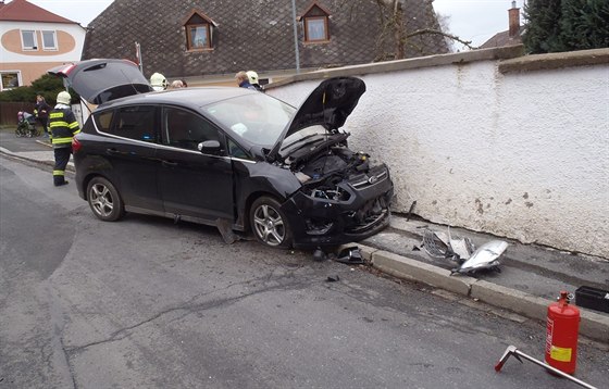 Ford C Max po nárazu do zdi v Jiráskov ulici v Domalicích.