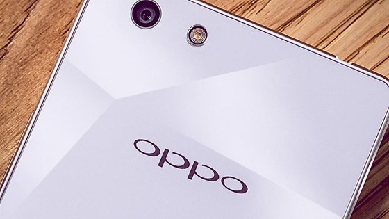 Oppo R1C zdobí safírové sklo