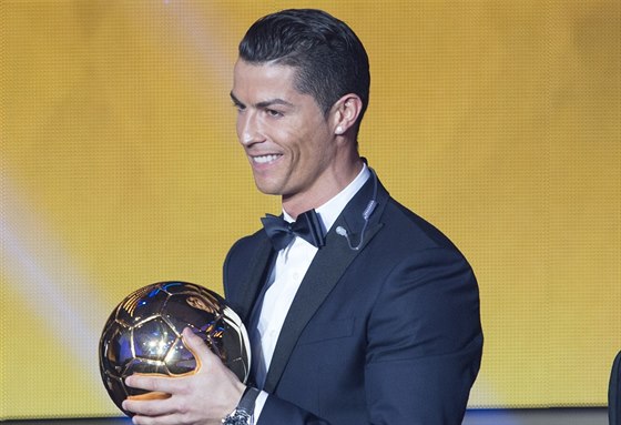 Cristiano Ronaldo z Realu Madrid se Zlatým míem pro nejlepího fotbalistu roku.