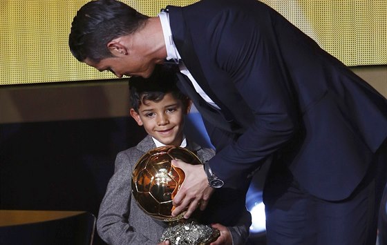 RADOST SE SYNEM. Cristiano Ronaldo ukazuje trofej pro vítze Zlatého míe svému synovi Cristianovi.
