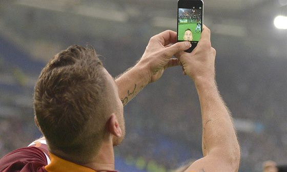Francesco Totti z AS ím vyrábí selfie poté, co skóroval v ímském derby s...