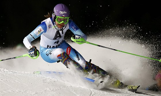árka Strachová na trati slalomu ve Flachau.