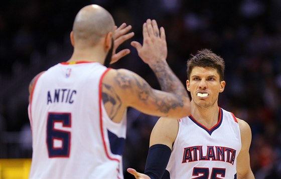 Pero Anti (vlevo) a Kyle Korver se radují z úspné akce Atlanty.