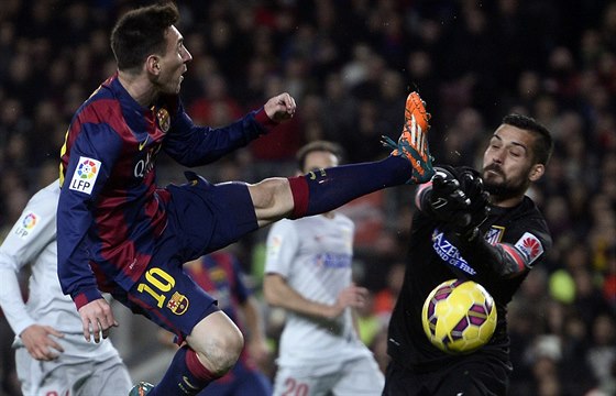 Lionel Messi (vlevo) z Barcelony v leteckém souboji s Miguelem Ángelem Moyou,...