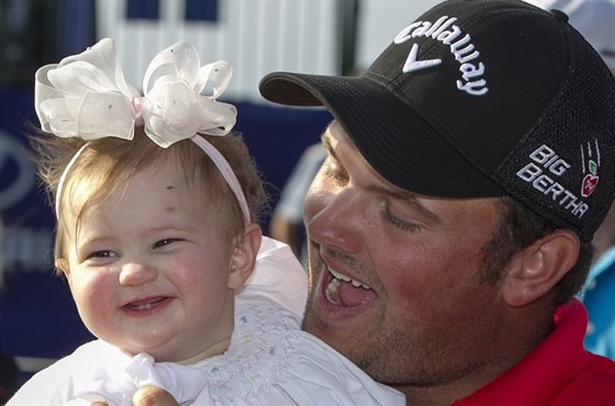 Patrick Reed se s malou dcerkou raduje z výhry na Tournament of Champions.