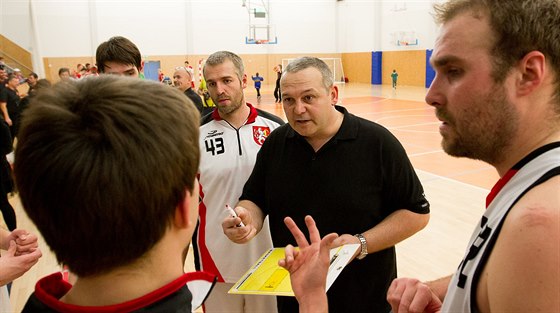 Lubomír Peterka radí basketbalistm Hradce Králové bhem time-outu.