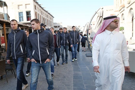 etí házenkái na procházce po historickém triti v Dauhá.