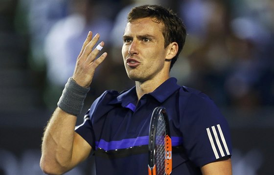 PROTESTY. Ernests Gulbis se roziluje v utkání 1. kola Australian Open s...