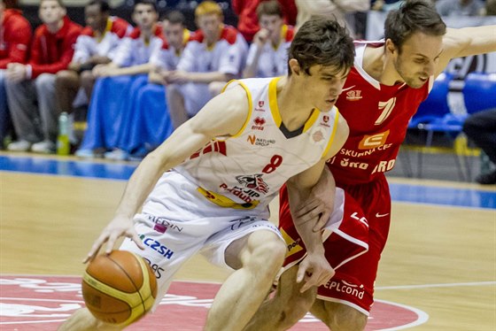 Pardubický basketbalista Viktor Plpán postupuje s míem dopedu, stíhá ho...