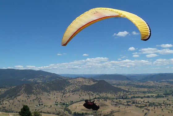 Cestovatel Vlasta Puczok obletl s paraglidem svt.
