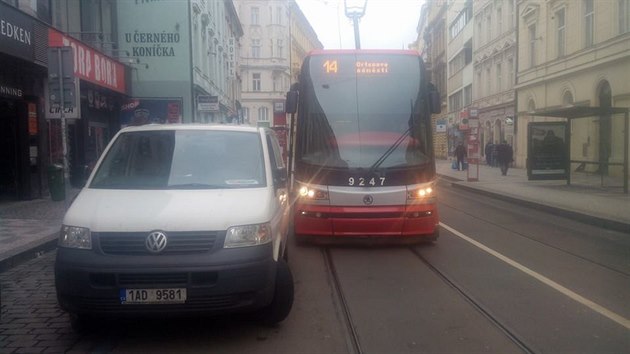 idi dodávky zaparkoval a u kolejí, tramvaj linky 14 nemohla projet.