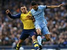 TLO NA TLO. Alex Oxlade-Chamberlain z Arsenalu (vlevo) se petlauje s...