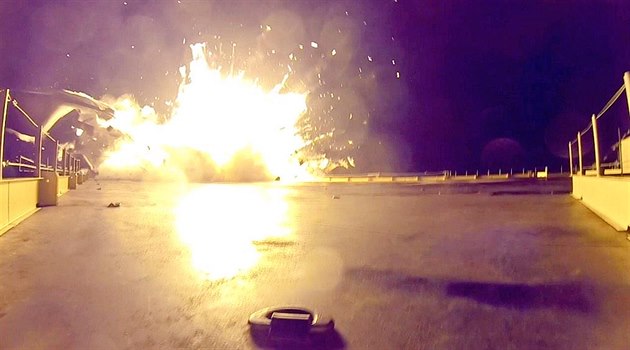 Závěrečná exploze po dopadu prvního stupně rakety Falcon 9 na palubu přistávací... Závěrečná exploze po dopadu prvního stupně rakety Falcon 9 na palubu přistávací...