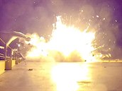 Zvren exploze po dopadu prvnho stupn rakety Falcon 9 na palubu pistvac...