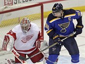 David Backes ze St.Louis teuje ped eskm glmanem Petrem Mrzkem z Detroitu.