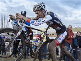 Cyklokrosa Adam oupalík míí na bahnitém okruhu ve Slaném za eským titulem.