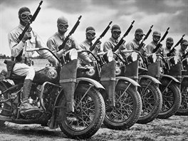 Jako z íleného Maxe: amerití vojáci na motocyklech Harley-Davidson