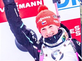 Veronika Vítková na stupních vítz v Oberhofu po druhém míst v závod s...