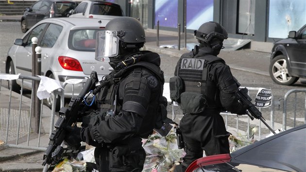 Zvltn jednotka francouzsk policie ped budovou koer obchodu, kde vradil terorista (12. ledna 2015)