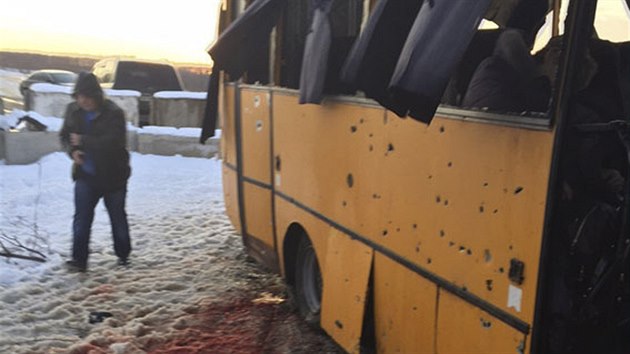 Na vchod Ukrajiny zahynulo nejmn deset lid v autobusu, kter utrpl pm zsah z raketov baterie Grad. (13. ledna 2015)