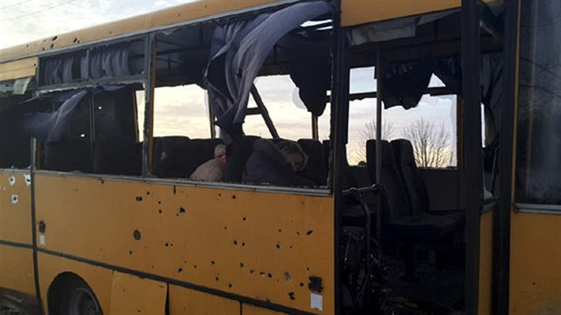 Na vchod Ukrajiny zahynulo nejmn deset lid v autobusu, kter utrpl pm zsah z raketov baterie Grad. (13. ledna 2015)