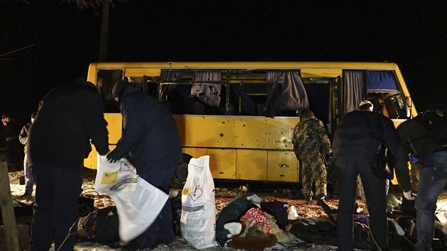 Na vchod Ukrajiny zahynulo nejmn deset lid v autobusu, kter utrpl pm zsah z raketov baterie Grad. (13. ledna 2015)