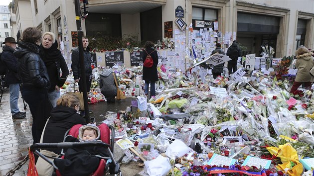 Francouzi nos k bval redakci Charlie Hebdo kvtiny a pietn vzkazy. (14. ledna 2015)