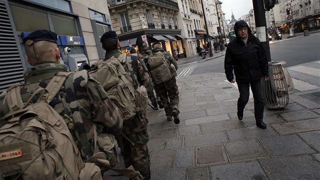 Francouzt vojci v ulicch Pae (14. ledna 2015)