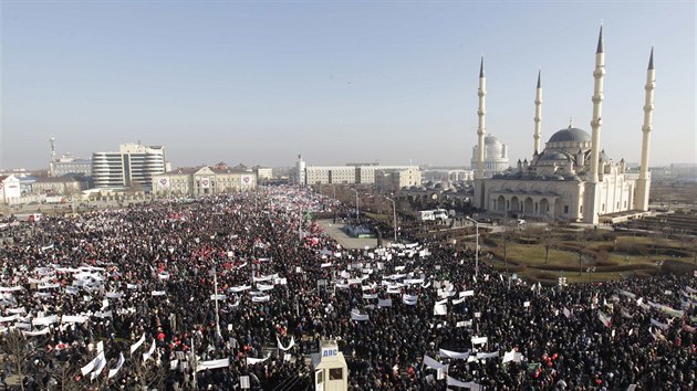 Statiscov demonstrace v eensk metropoli Groznyj proti novmu vydn Charlie Hebdo (19. ledna 2015)