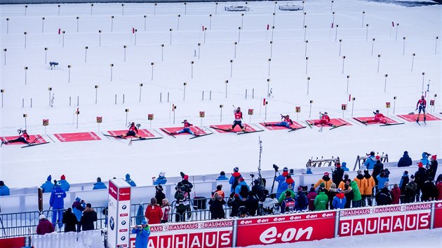 Zajmav pohled na stelnci pi hromadnm zvod en v nmeckm  Ruhpoldingu.