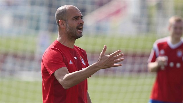 Pep Guardiola rozdv pokyny na trninku Bayernu Mnichov.