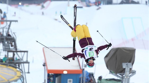 Mistrovstv svta v akrobatickm lyovn a snowboardingu. esk reprezentatka Nikola Sudov pi jzd v boulch.
