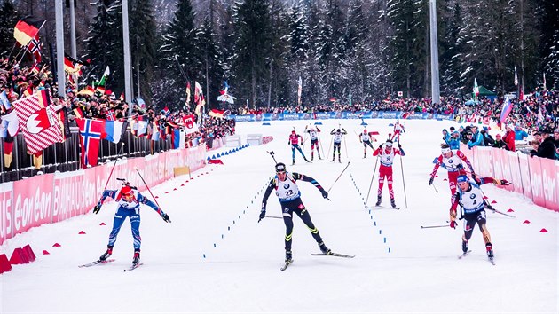 TSN FINI. Michal lesingr (vlevo)  v Ruhpoldingu del a do konce. V zvodu s hromadnm startem to stailo na tet msto.