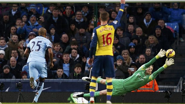 NEDOSÁHL. Branká Joe Hart sice vystihl smr penalty, kterou kopal Santi...