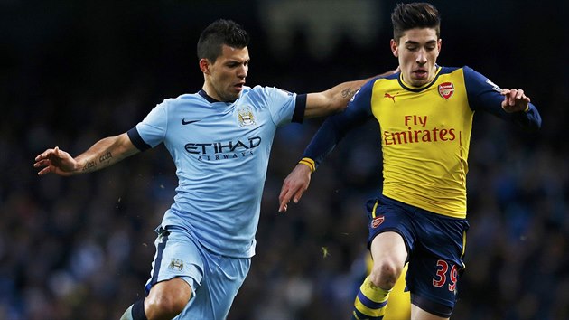 Mlad bek Arsenalu Hector Bellerin (vpravo) je u me dve ne Sergio Agero z Manchesteru City.