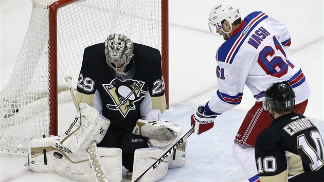 Rick Nash z NY Rangers se sna pekonat branke Marca-Andre Fleuryho z Pittsburghu.