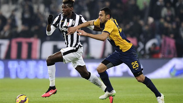 Paul Pogba z Juventusu nasadil dlouh krok a Rafael Marquez z Verony u musel pout ruce.