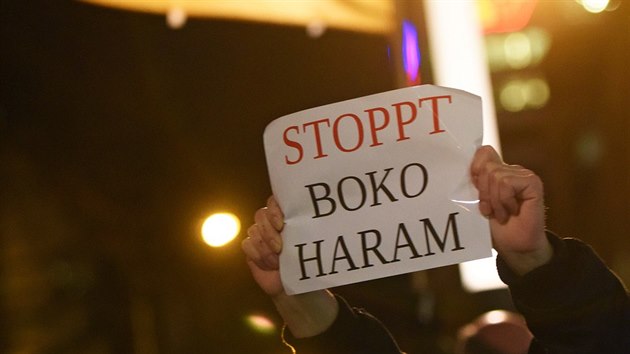 Mu dr npis Stop Boko Haram na nmeckm shromdn proti en islmu (12. ledna 2015).