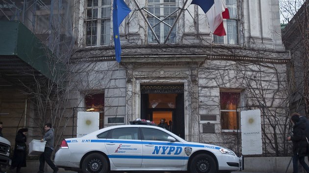 Policejn automobil ped francouzskm konzultem v New Yorku (16. ledna 2015).
