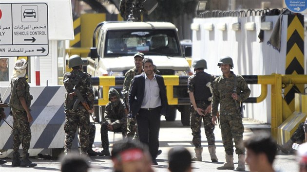 Vchod francouzskho velvyslanectv v Jemenu ste policie (17. ledna 2015).