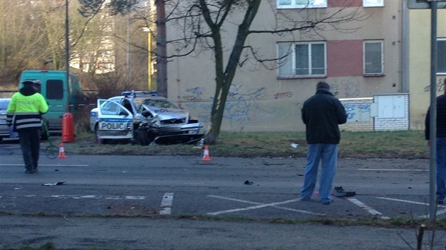 V Pbrami se policejn auto srazilo s osobnm, dva policist i idi druhho auta byli se zrannmi pevezeni do nemocnice (14.1.2015)