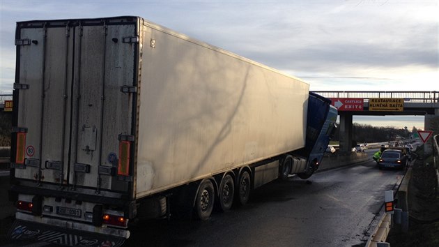 Kamion nedaleko Prhonic nezvldl jzdu po namrzl silnici a zstal viset na betonovch svodidlech (15.1.2015)