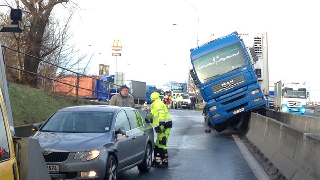 Kamion nedaleko Prhonic nezvldl jzdu po namrzl silnici a zstal viset na betonovch svodidlech (15.1.2015)