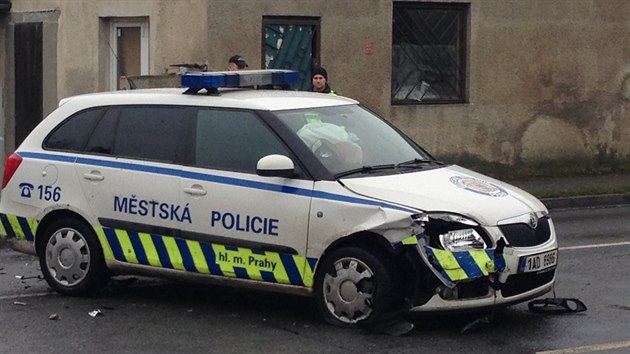 V Bchovicch se srazilo auto mstsk policie s osobnm autem.